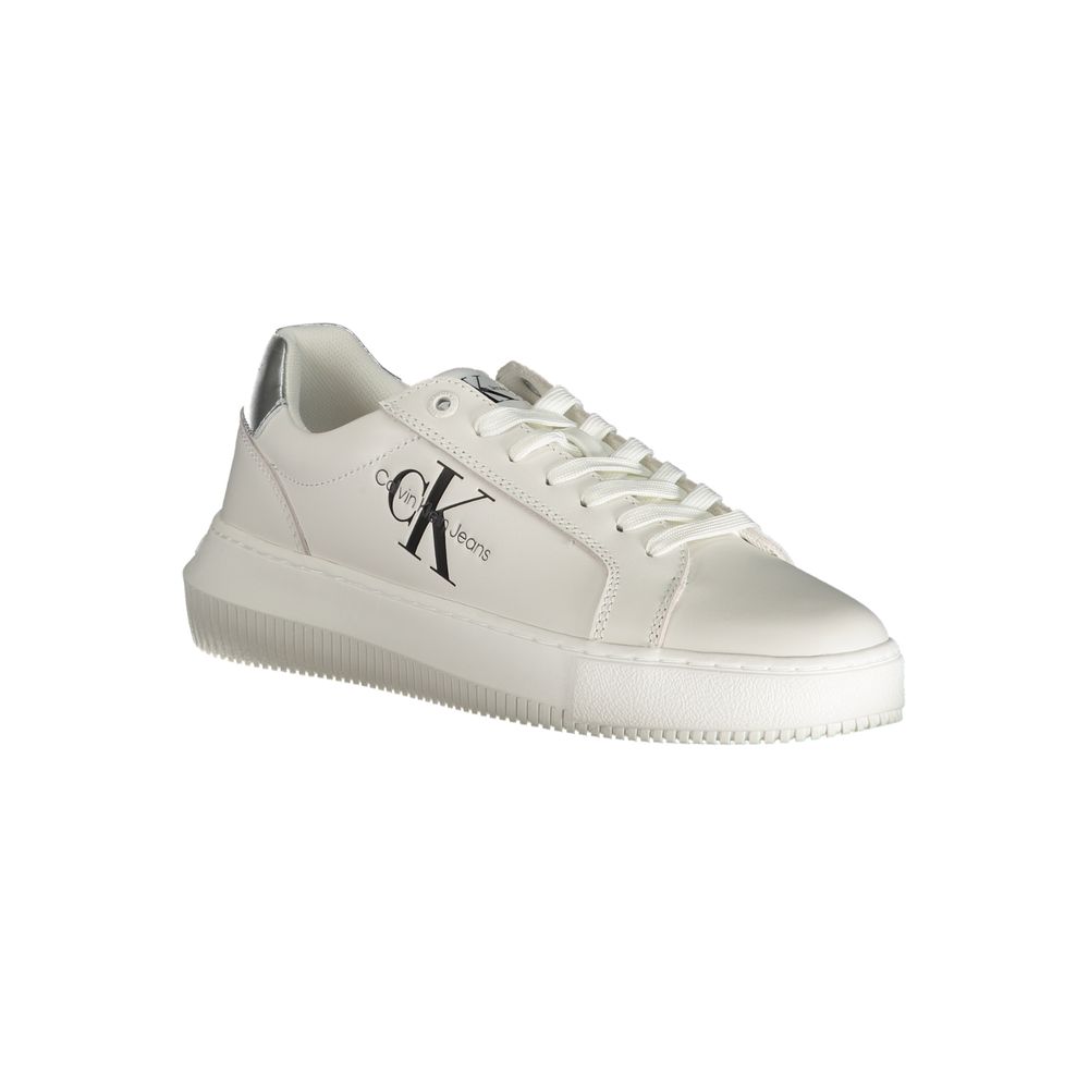 Sneakers pour femmes Calvin Klein en polyuréthane blanc, style moderne et confort, vues de face sur fond neutre.