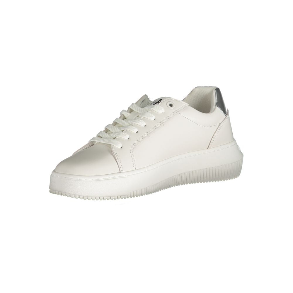 Sneakers en polyuréthane blanc pour femmes de Calvin Klein, vue de côté, avec design moderne et semelle blanche élégante.