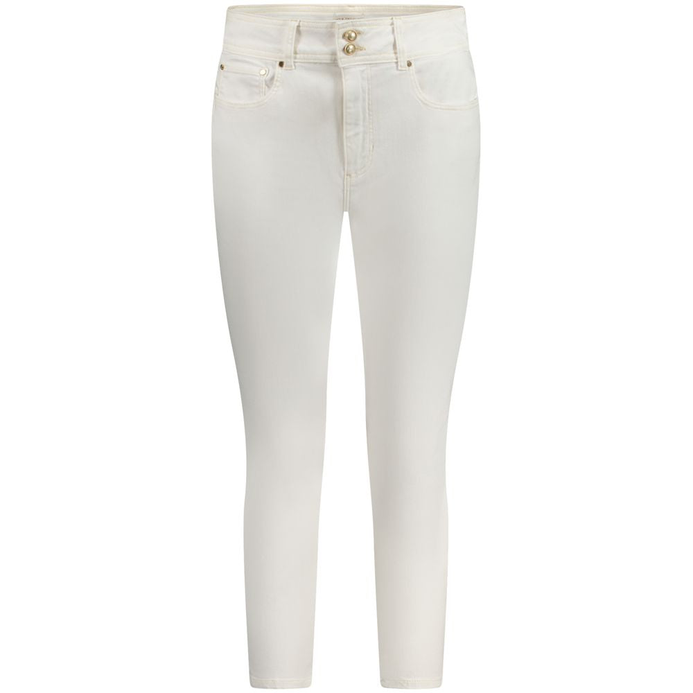Jeans skinny en coton blanc pour femme de la marque Guess Jeans, montrant la coupe ajustée et la texture du tissu.