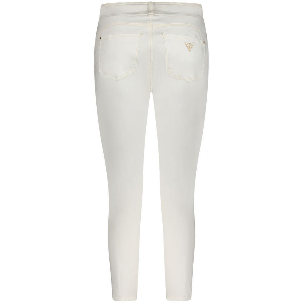 Jeans skinny pour femmes Guess Jeans en coton blanc, ajustés, avec détails modernes visibles sur l'image.