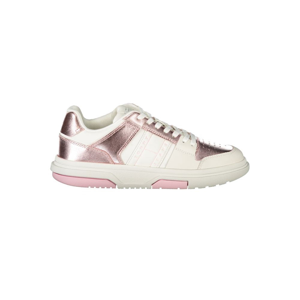 Baskets en polyuréthane blanches pour femmes de la marque Tommy Hilfiger, style sneaker avec design moderne et détails élégants.