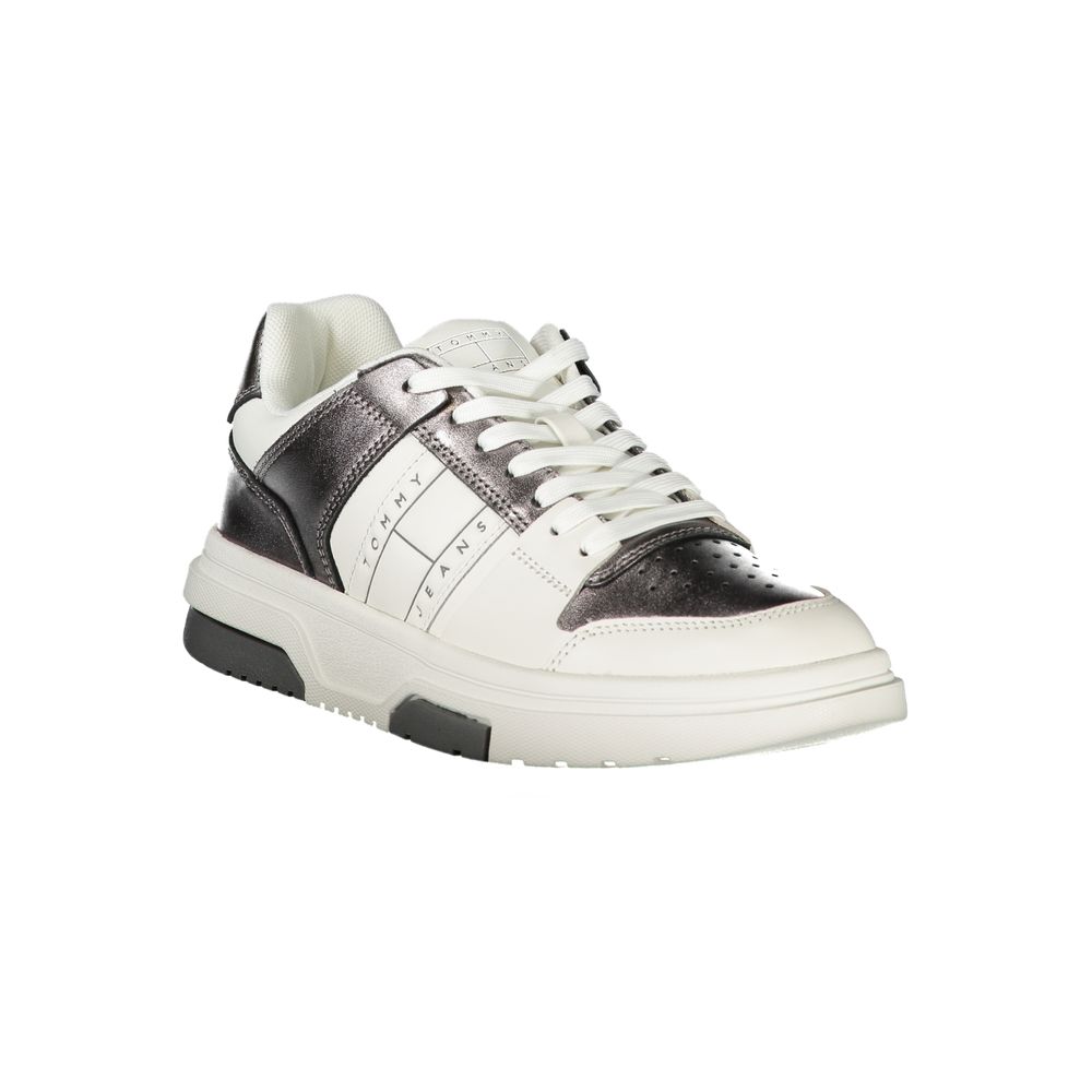 Sneakers pour femme Tommy Hilfiger en polyuréthane blanc, style décontracté et moderne, vue de face.