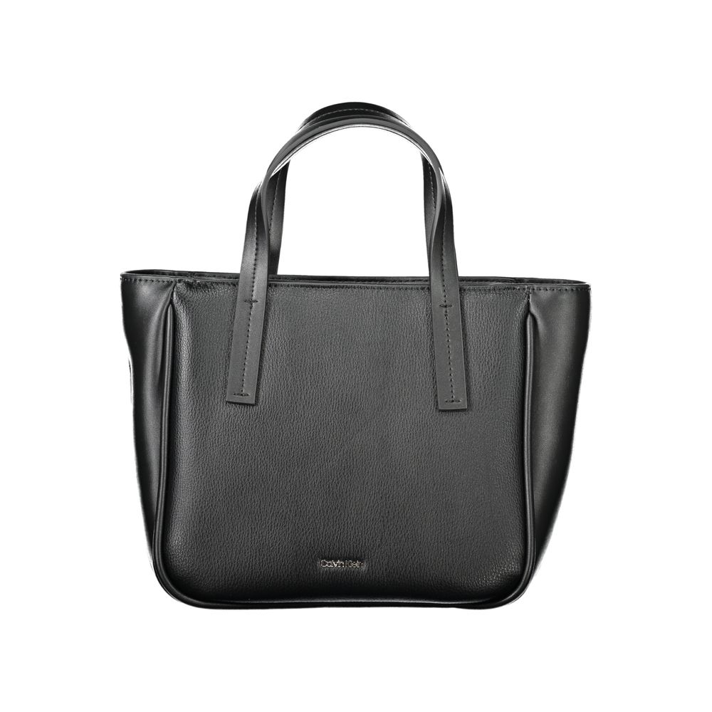 Sac à main noir en polyéthylène pour femmes de la marque Calvin Klein, avec poignée et design élégant visible dans l'image.