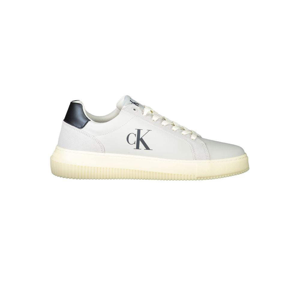 Sneakers blanches en polyuréthane pour homme de Calvin Klein, vue de profil montrant le design moderne et la semelle blanche.