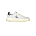 Sneakers blanches en polyuréthane pour homme de Calvin Klein, vue de profil montrant le design moderne et la semelle blanche.