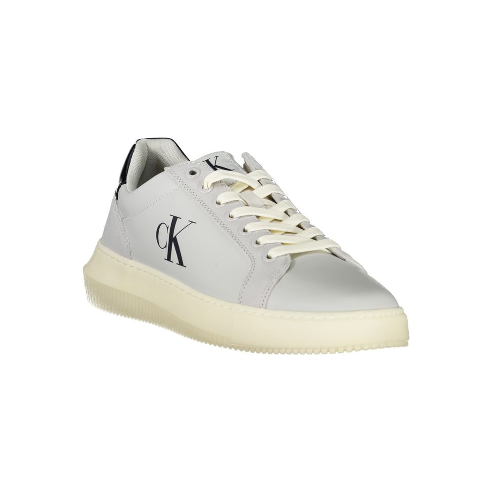 Sneaker pour homme Calvin Klein blanc en polyuréthane, vue en gros plan sur le dessus et la semelle.