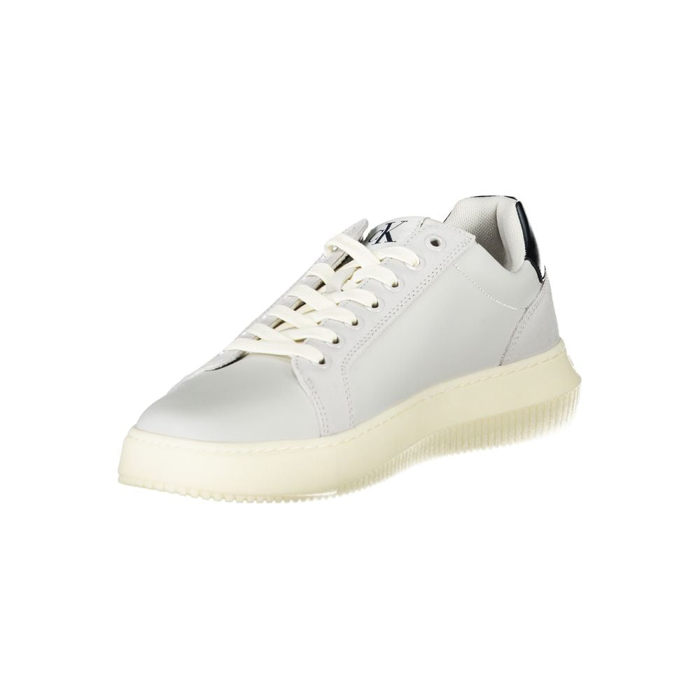 Sneakers blanches en polyuréthane pour hommes de la marque Calvin Klein, vue de côté, avec lacets et semelle blanche.