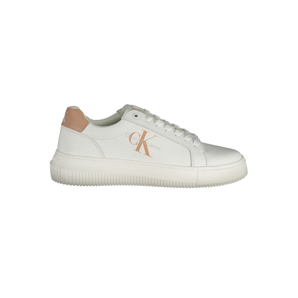 Chaussures de sport blanches pour femmes Calvin Klein en cuir avec semelle blanche, vue de côté.