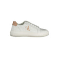 Chaussures de sport blanches pour femmes Calvin Klein en cuir avec semelle blanche, vue de côté.
