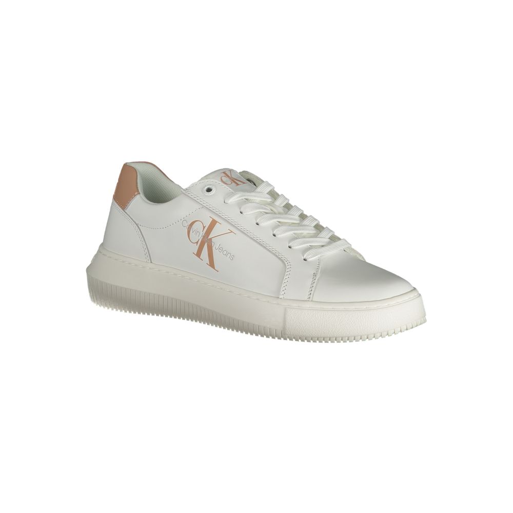 Chaussures femme Calvin Klein en cuir blanc, baskets blanches élégantes avec semelle blanche et design moderne, vue de face.