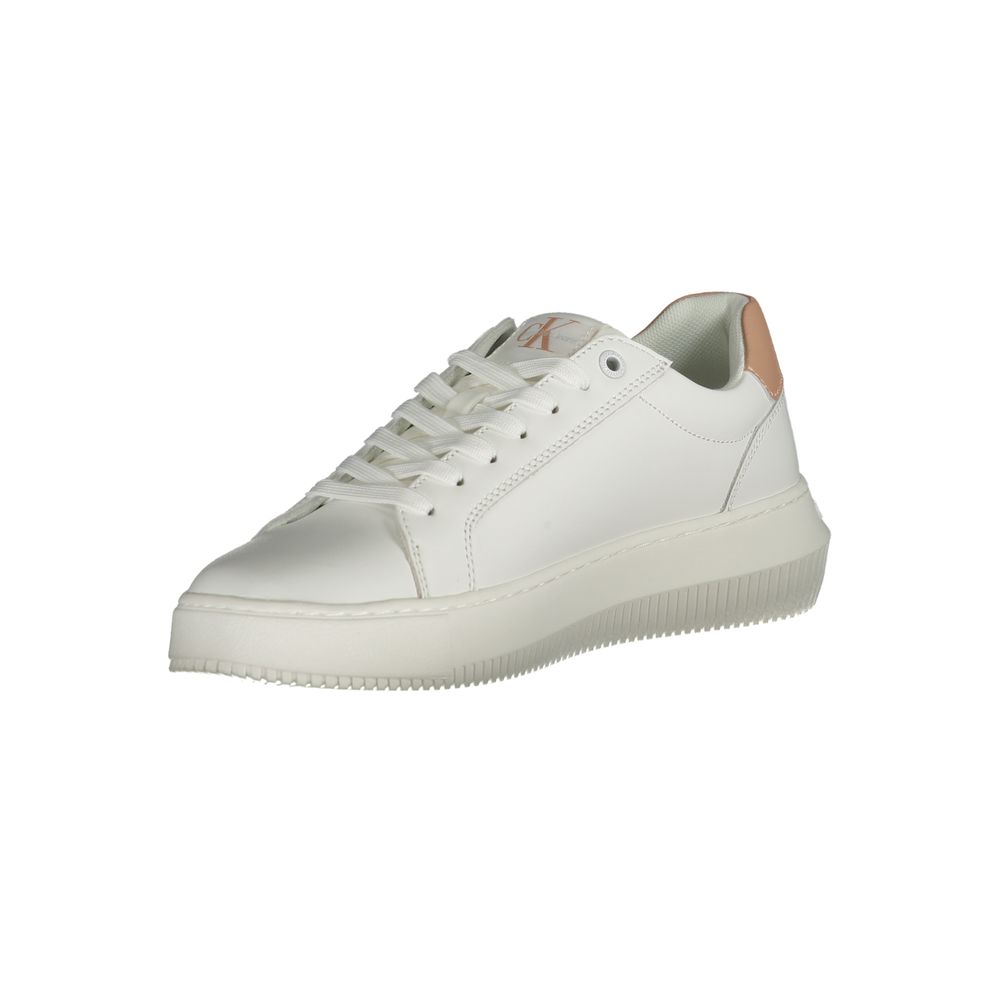 Chaussures de sport pour femmes Calvin Klein en cuir blanc, sneakers élégants et confortables, vue de face.