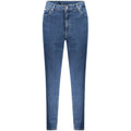 Jeans femme en coton Calvin Klein Blu, coupe classique, détail des poches et couture, porté par une mannequin.