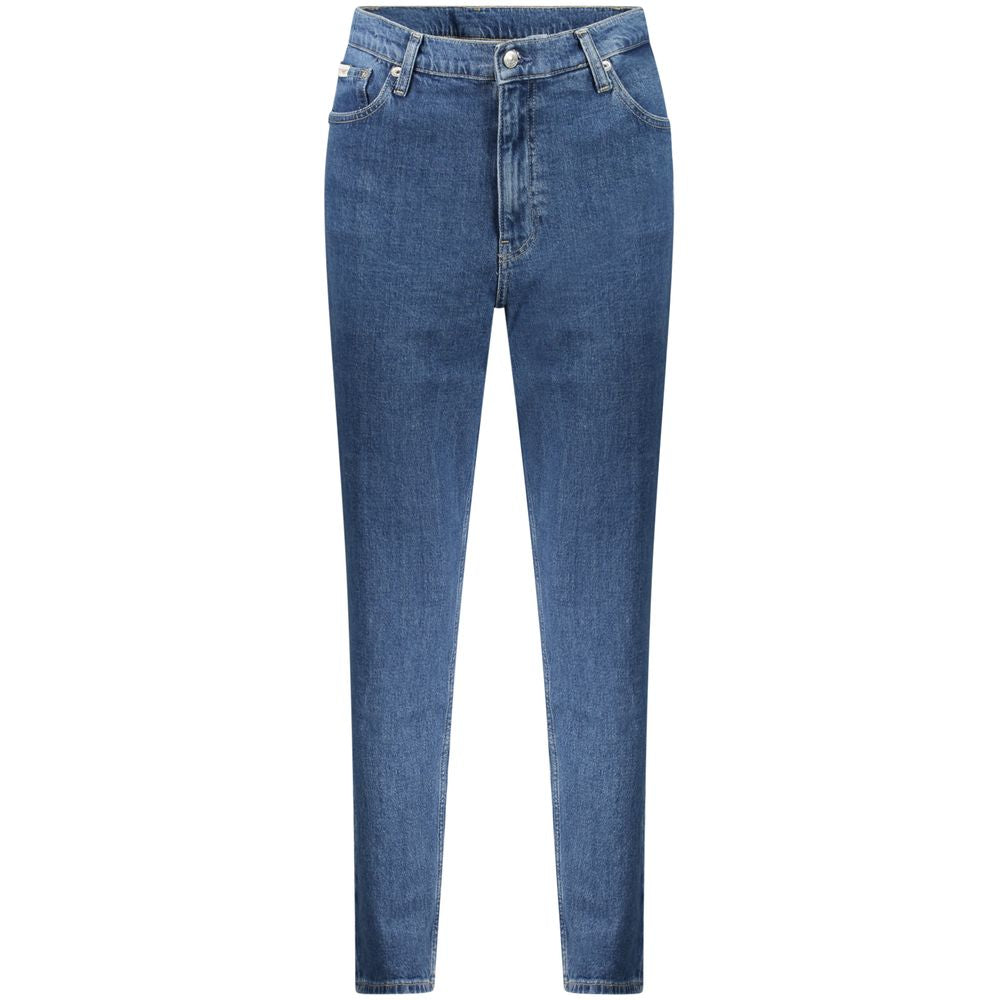 Jeans femme en coton Calvin Klein Blu, coupe classique, détail des poches et couture, porté par une mannequin.