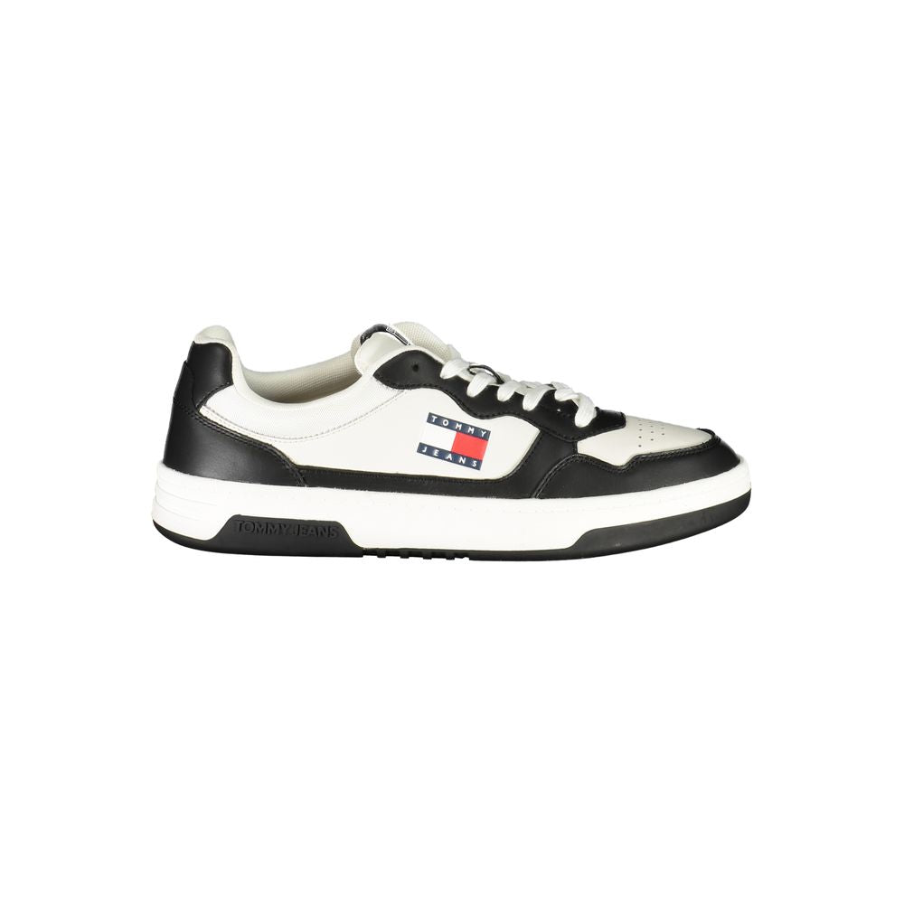 Chaussure sneaker en polyuréthane noir pour homme de la marque Tommy Hilfiger, vue de face, avec détails de design moderne