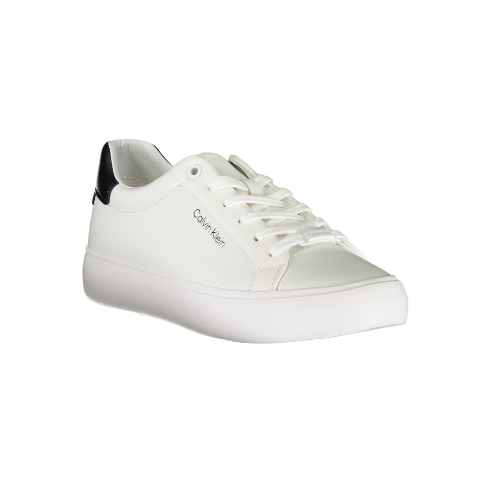 Sneakers femmes en cuir blanc de Calvin Klein, design moderne et élégant pour un style décontracté.