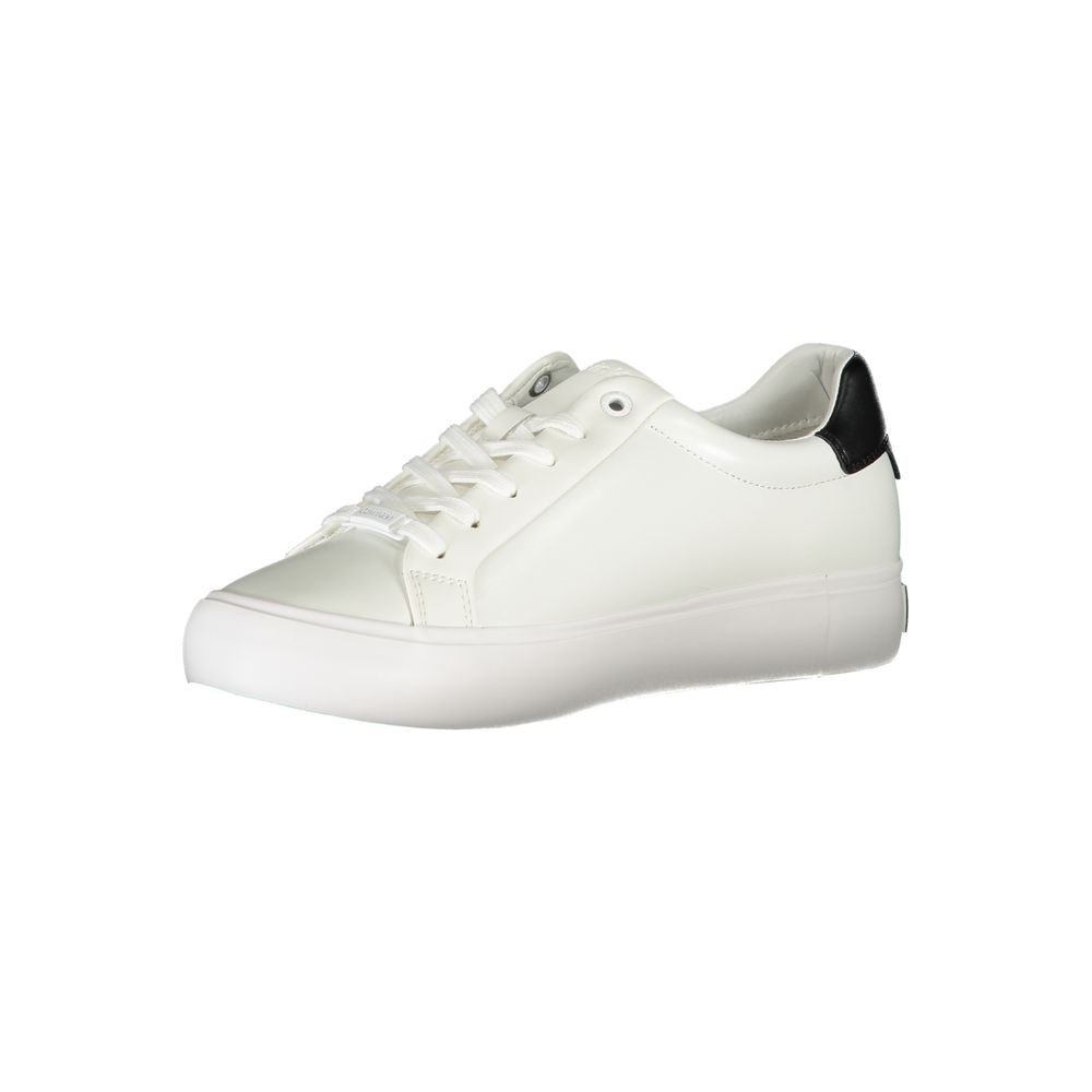 Sneakers pour femmes en cuir blanc de la marque Calvin Klein, mode élégante et confortable.