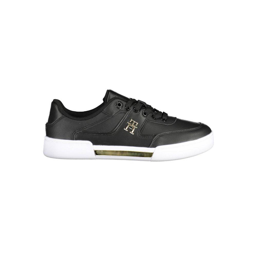 Chaussure sneaker pour femme Tommy Hilfiger en polyester noir, vue de côté, avec semelle blanche et design élégant.
