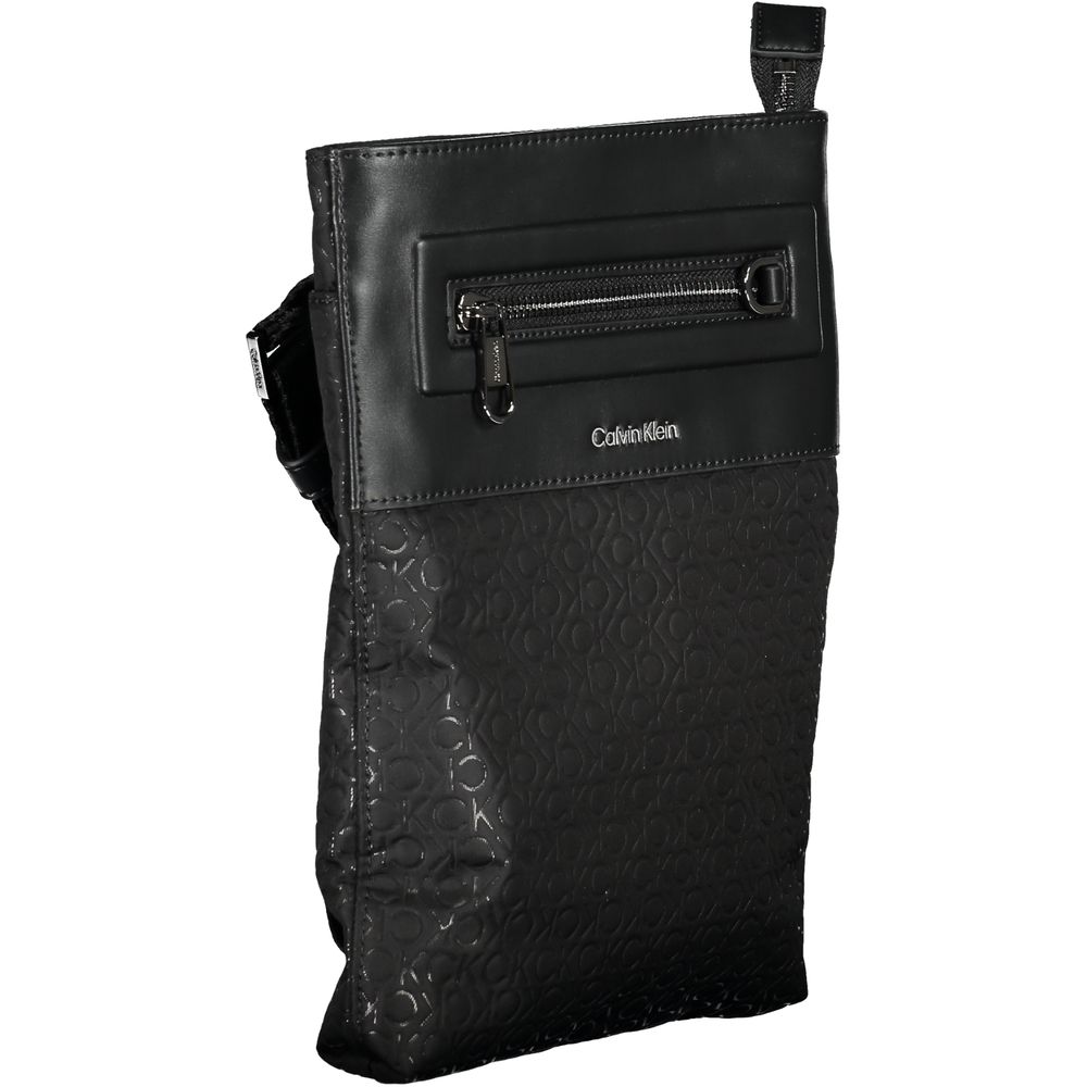 Sac à bandoulière pour homme en polyester noir de Calvin Klein, avec détails élégants et logo de la marque visible.