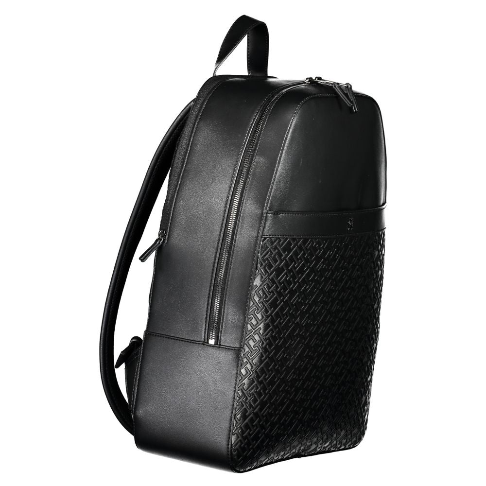 Sac à dos Tommy Hilfiger Chic Urban Traveler en toile avec logo, poches zippées et bretelles rembourrées.
