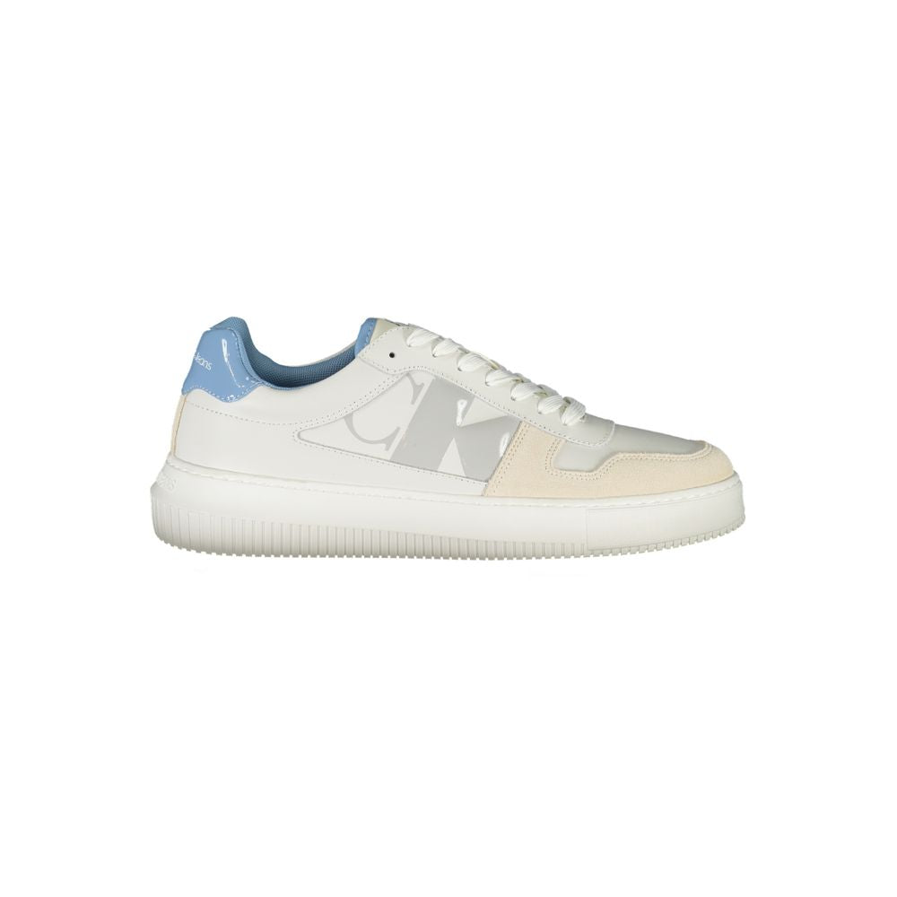 Sneaker homme en cuir blanc de la marque Calvin Klein, style moderne et élégant, vue de face.