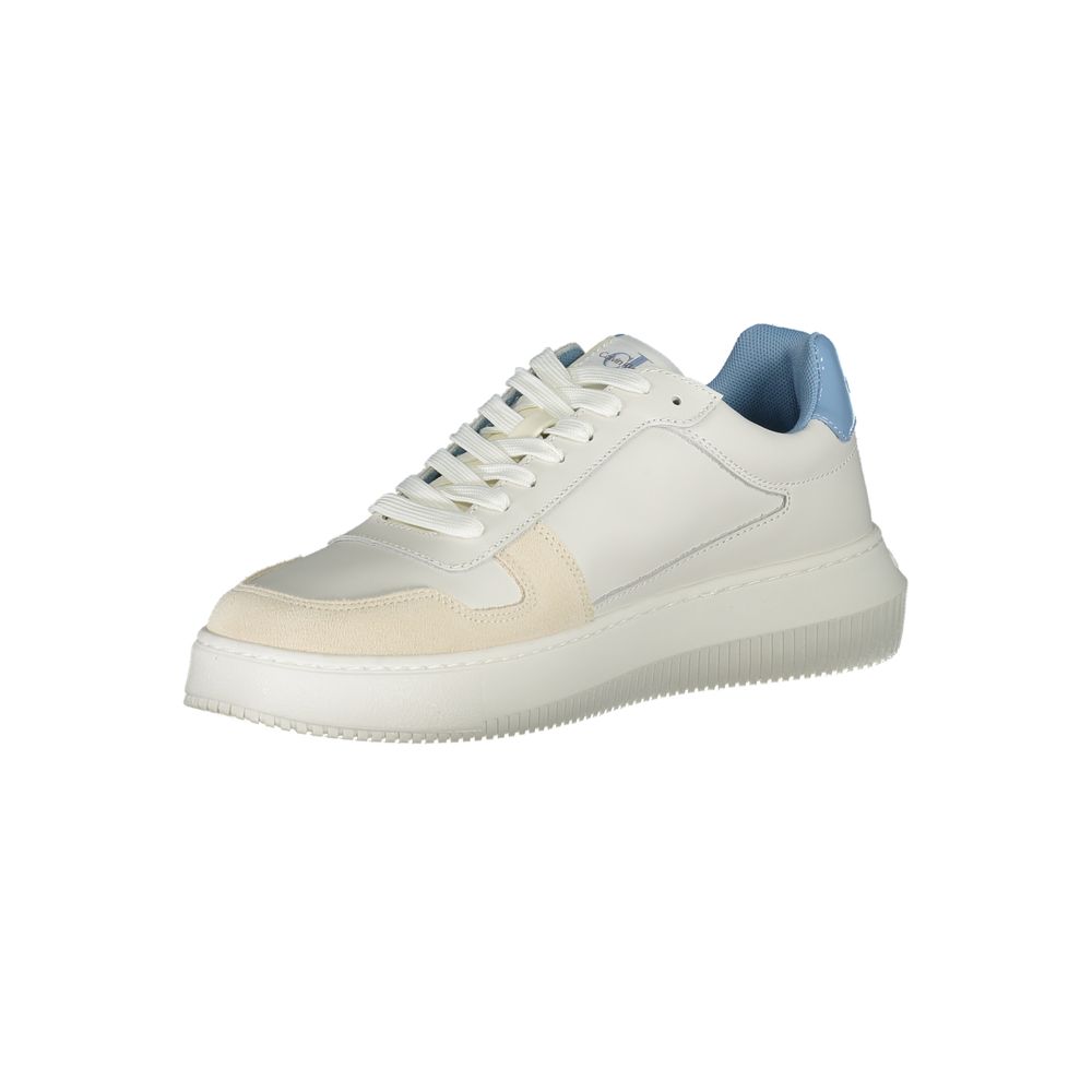Chaussure sneaker homme en cuir blanc de la marque Calvin Klein, style moderne et élégant.