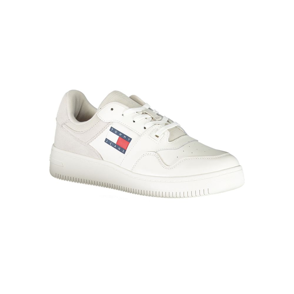 Sneakers blanches en cuir pour femmes de Tommy Hilfiger, design élégant et confortable, vue de côté.