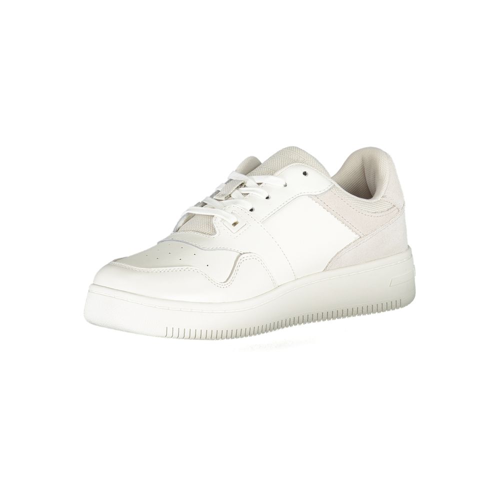 Sneakers en cuir blanc pour femmes de la marque Tommy Hilfiger, vue de côté, avec lacets et semelle blanche.