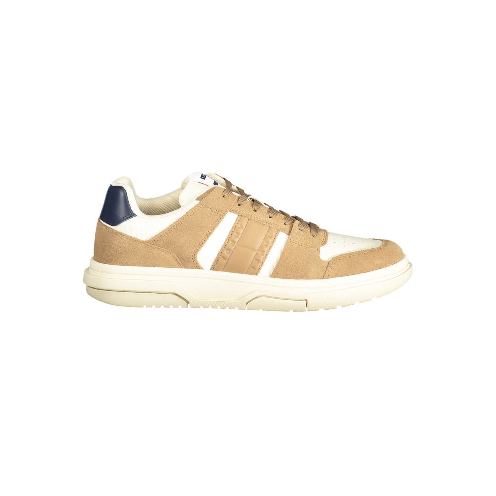 Sneaker beige en cuir pour homme de la marque Tommy Hilfiger, vue de face avec détails de la semelle et du design élégant.