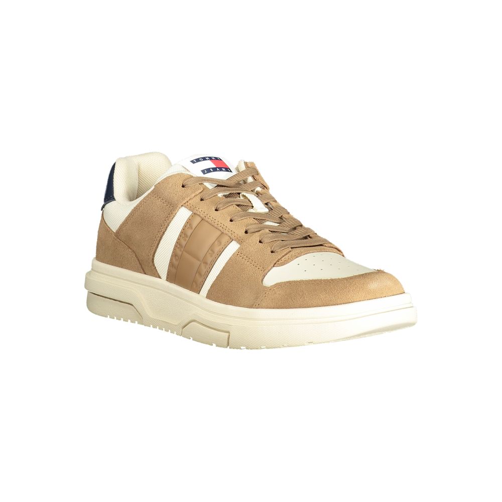Chaussure sneaker en cuir beige pour homme de la marque Tommy Hilfiger, vue de face avec détails du design.