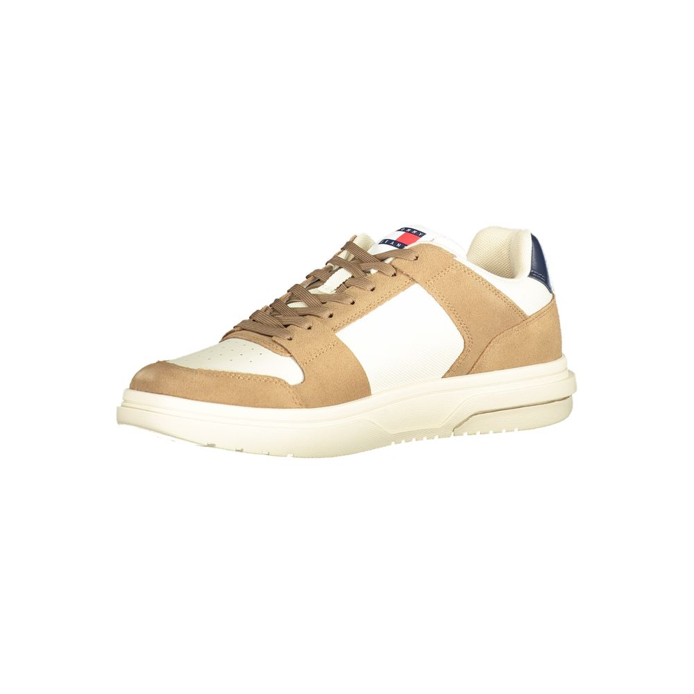Chaussures sneakers en cuir beige pour homme de la marque Tommy Hilfiger, vue de côté avec détails de la semelle.
