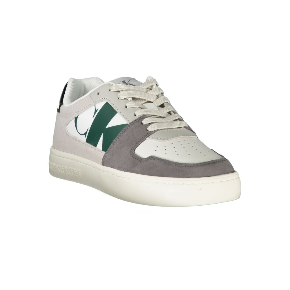 Sneaker pour homme Calvin Klein blanc en polyester, vue de face, avec design moderne et semelle blanche visible.