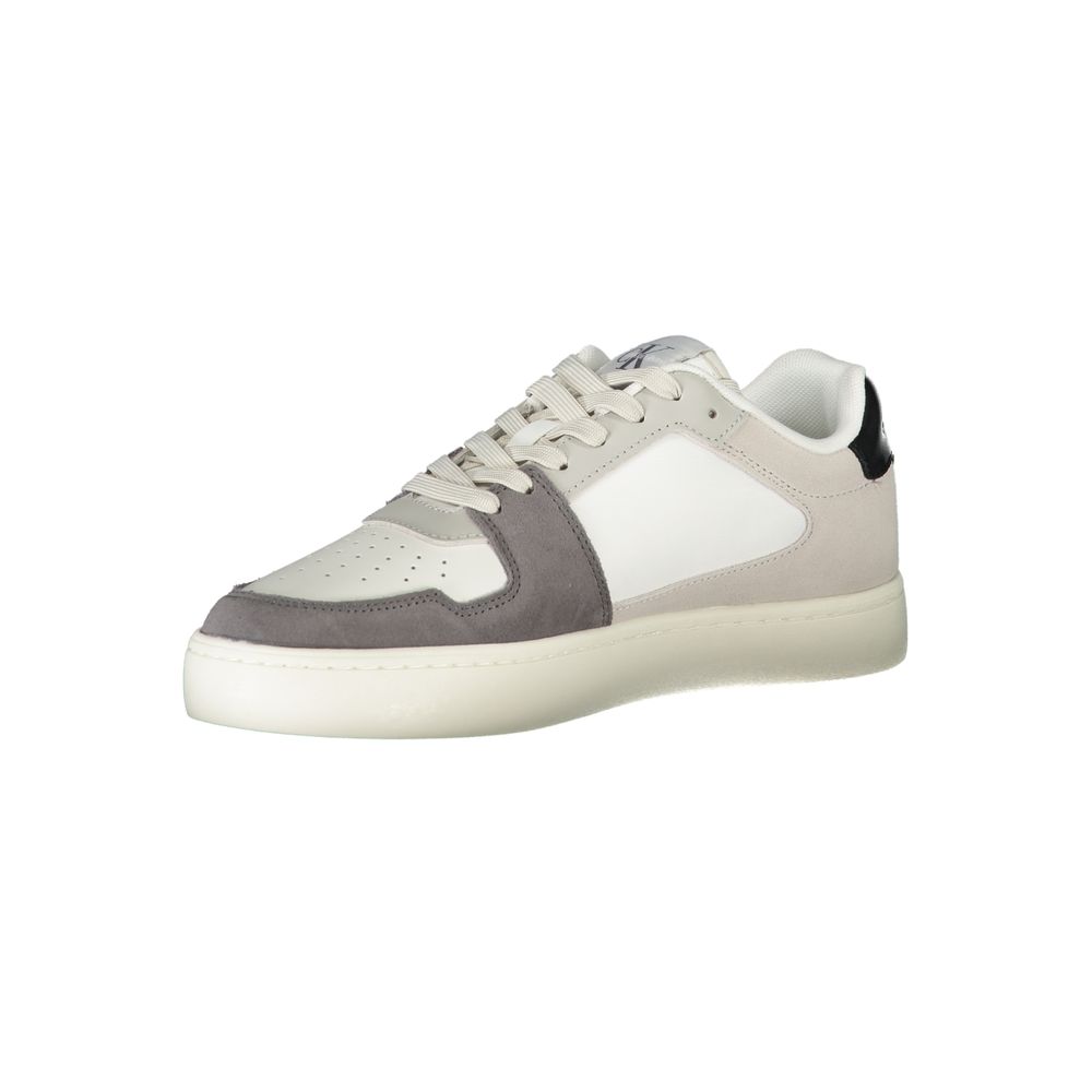 Sneakers blanches en polyester pour hommes de la marque Calvin Klein, vue de côté, avec semelle blanche et design épuré.