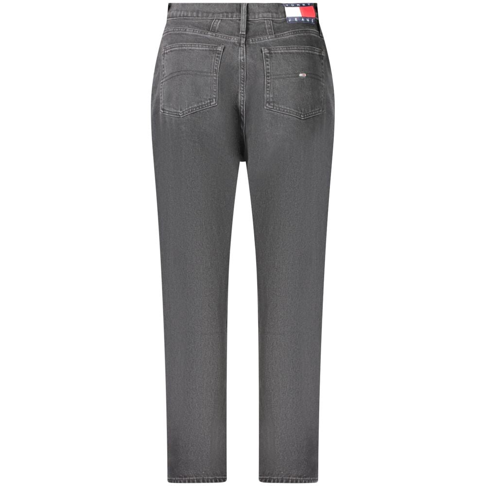 Jeans pour femme Tommy Hilfiger en coton noir, coupe classique, visible sur le modèle avec détails de couture et poches arrière.