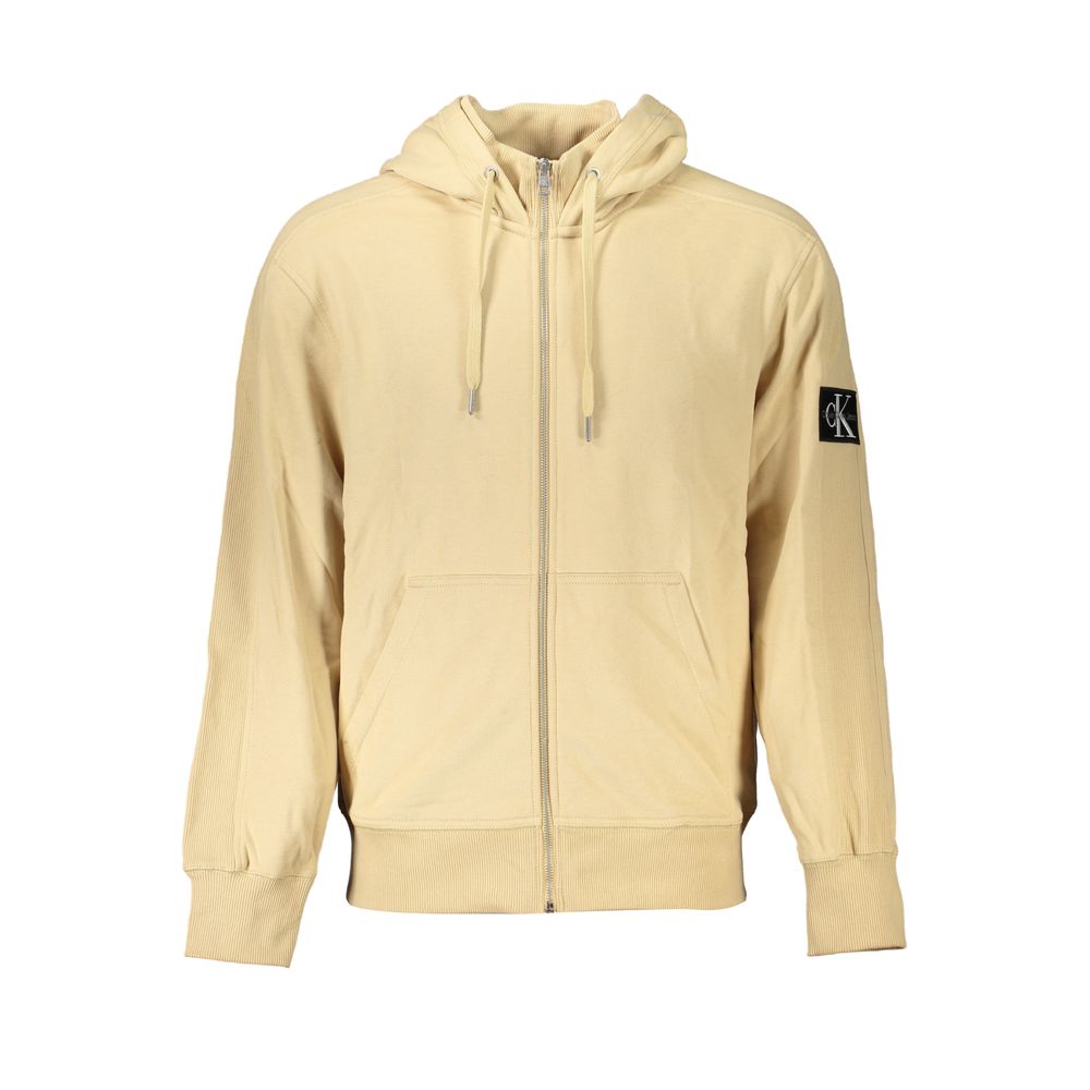 Pull homme beige en coton de la marque Calvin Klein, modèle confortable et élégant, porté en extérieur.