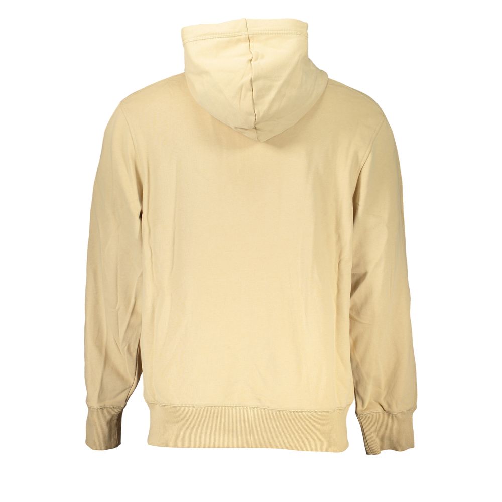 Pull homme beige en coton de Calvin Klein, modèle classique avec col rond et manches longues, porté par un mannequin.