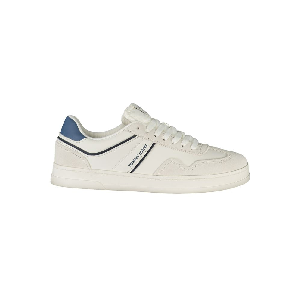 Sneaker blanche en polyuréthane pour homme de la marque Tommy Hilfiger, vue de côté.