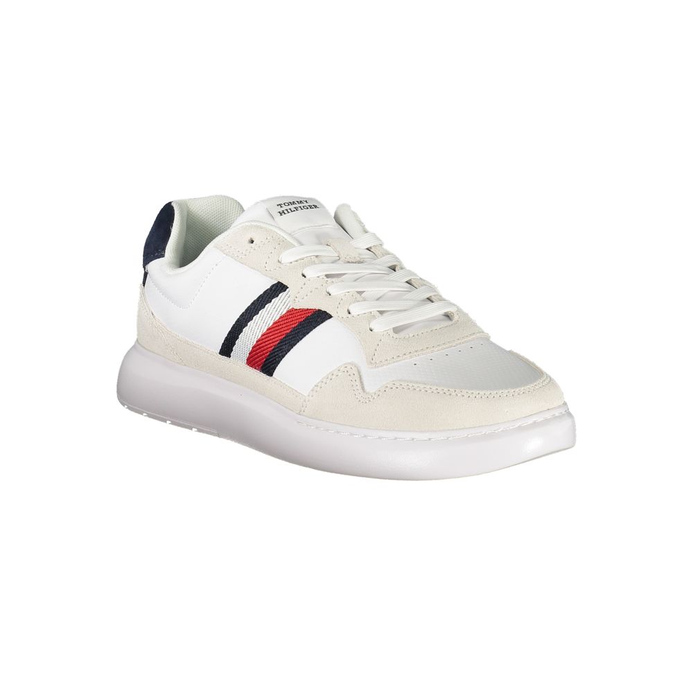 Sneakers blanches pour hommes Tommy Hilfiger en polyuréthane, vue de côté, avec semelle blanche et design moderne.