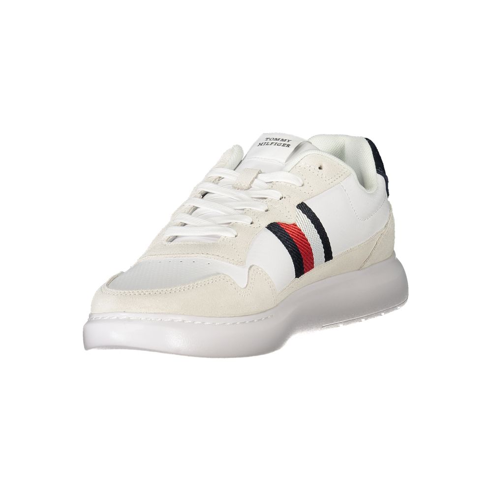 Sneakers en polyuréthane blanc pour hommes de Tommy Hilfiger, avec design moderne et semelle blanche.