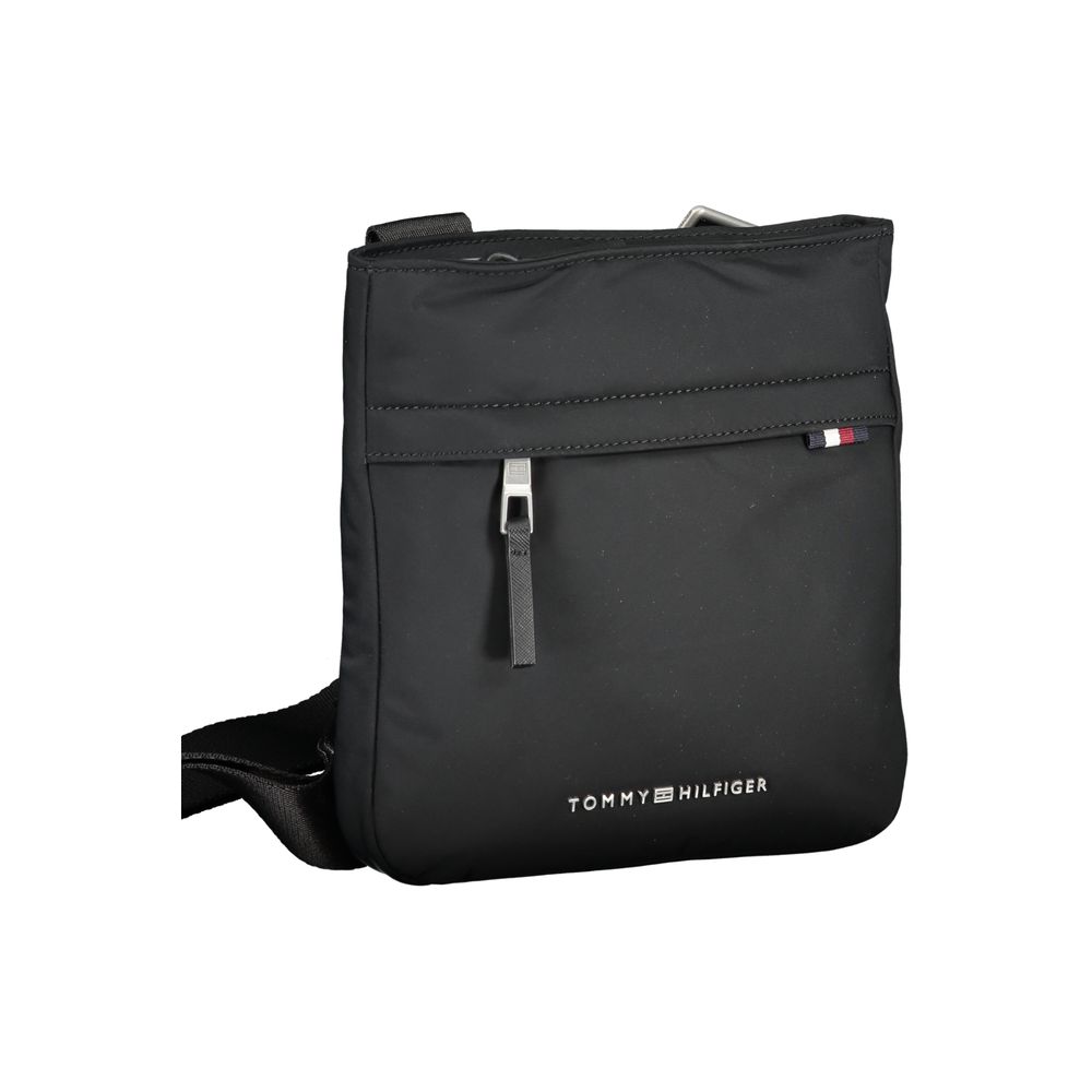 Sac à main pour femme Tommy Hilfiger en polyuréthane noir, bandoulière élégante et design moderne.