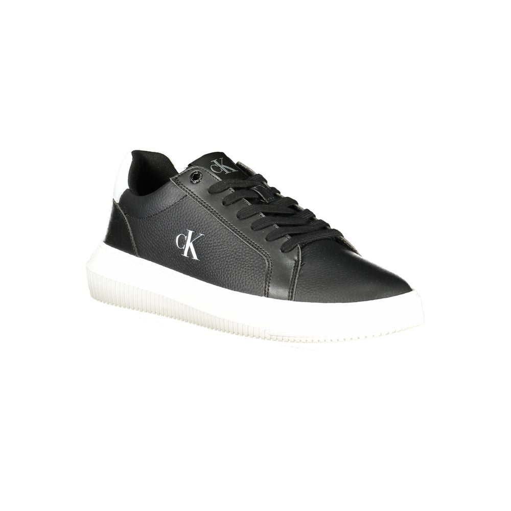 Sneaker homme en cuir noir de Calvin Klein, style décontracté, avec semelle blanche et design épuré.