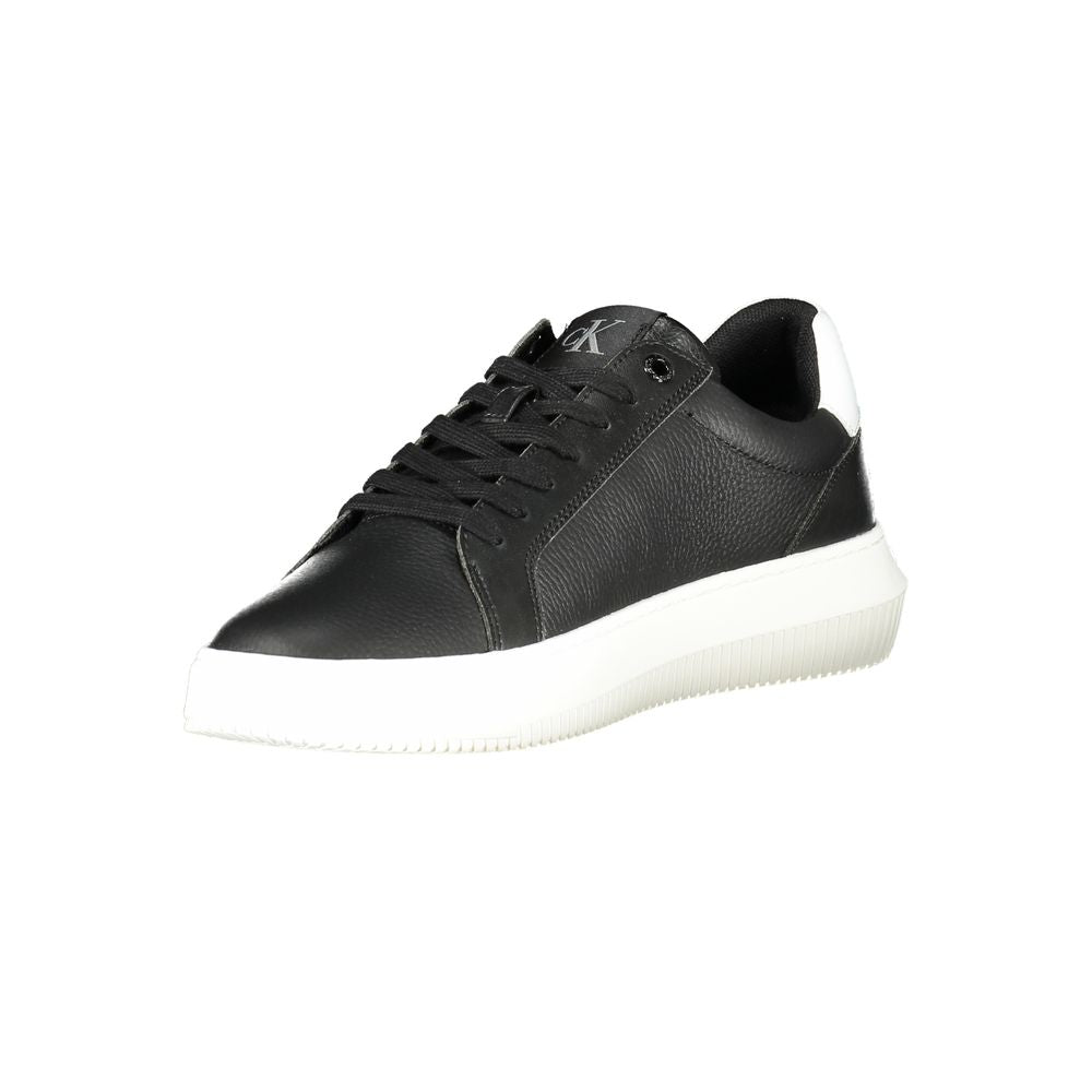 Basket en cuir noir Calvin Klein pour homme, sneaker élégant avec semelle blanche et design moderne.