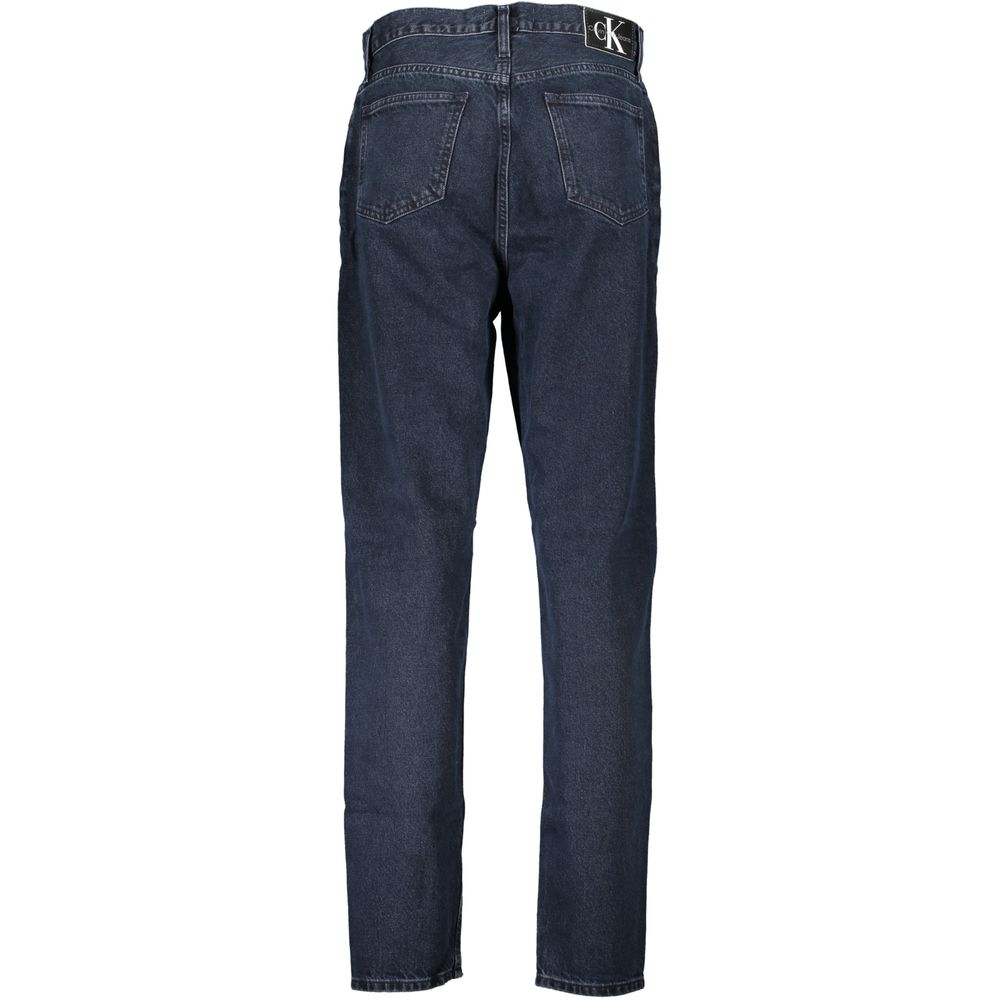 Jeans pour femmes Calvin Klein Blu en coton, coupe classique, avec détails de couture visibles, porté en situation décontractée.