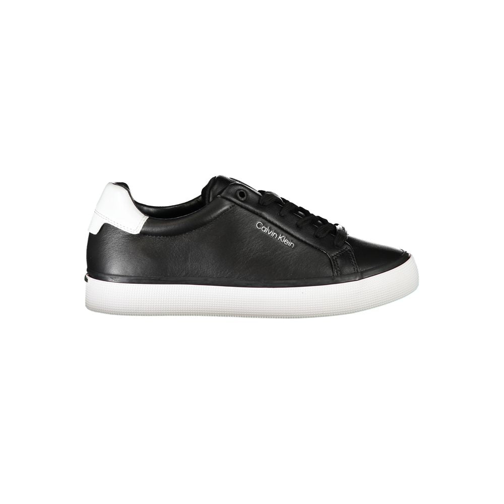 Sneakers noires pour femmes de Calvin Klein en cuir, design élégant et confortable, vue de côté.