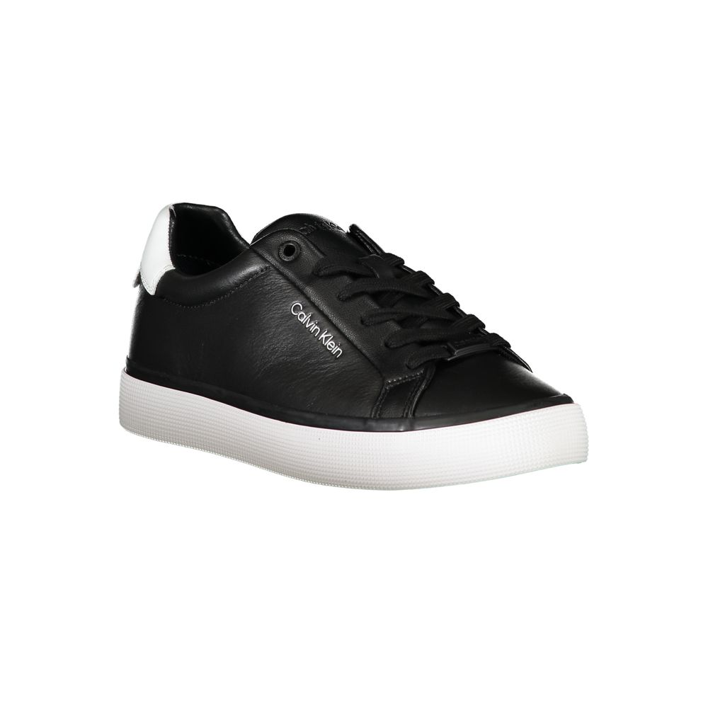 Sneaker femme Calvin Klein en cuir noir, style décontracté, avec semelle blanche et design moderne.