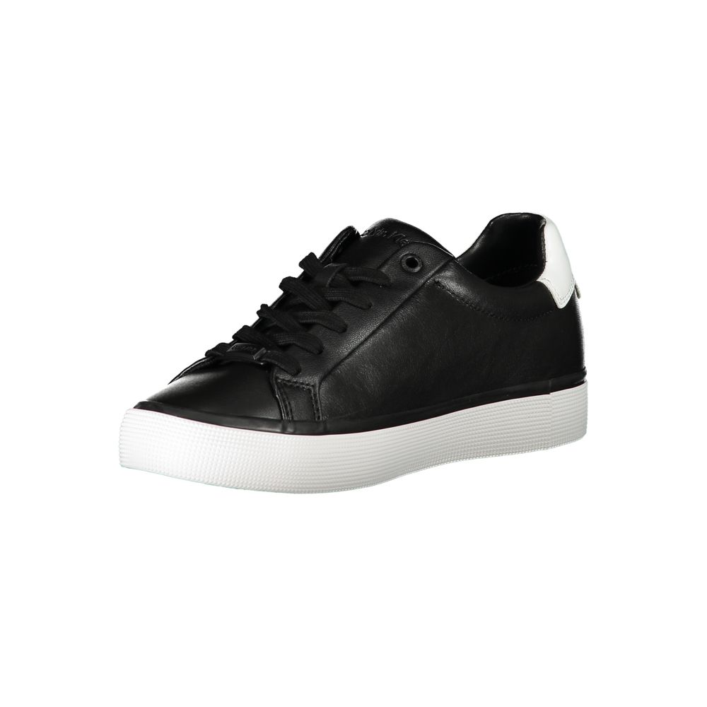 Chaussures sneakers en cuir noir pour femmes de la marque Calvin Klein, vue de côté avec détails en cuir lisse.