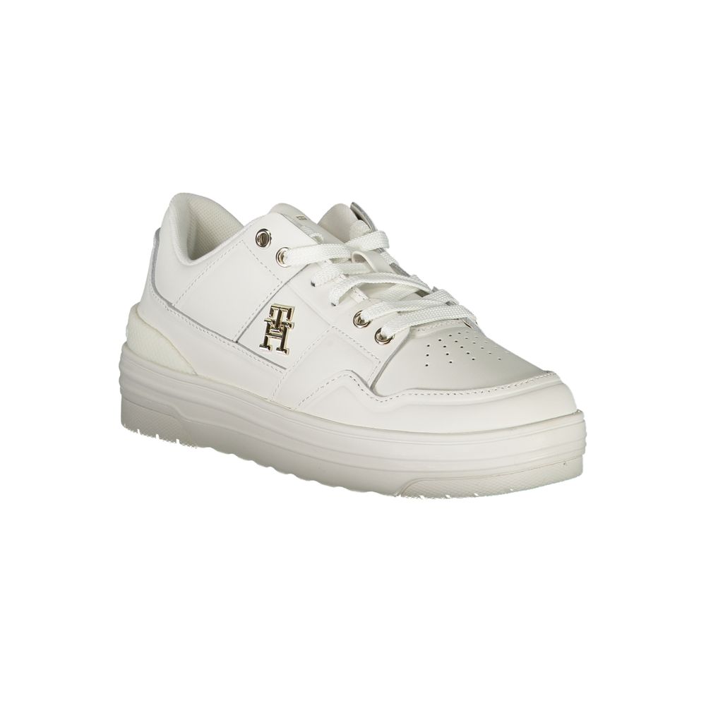 Chaussures femmes en cuir blanc Tommy Hilfiger, baskets sneakers élégantes avec logo sur le côté et semelle blanche.