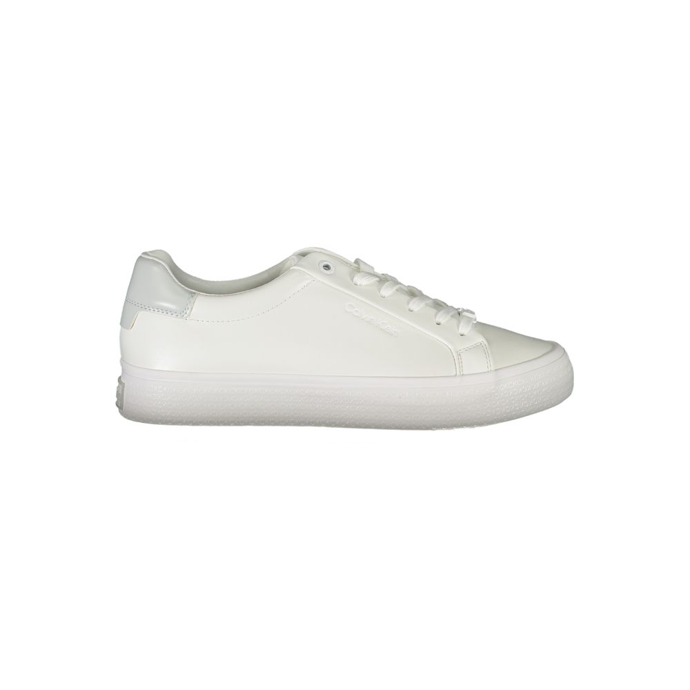 Chaussures sneakers blanches pour femmes de Calvin Klein en cuir, modèle Bianco Pelle, vue de face.