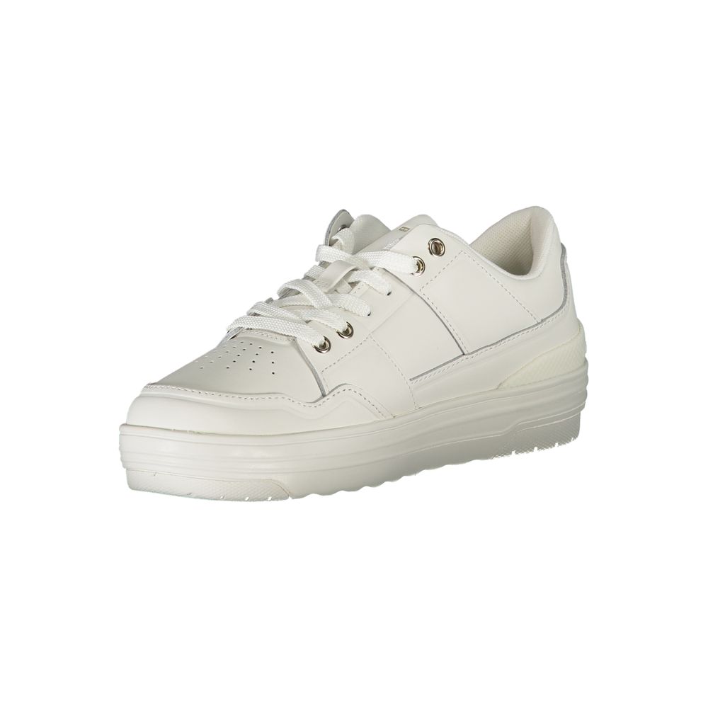 Sneakers en cuir blanc pour femmes de la marque Tommy Hilfiger, avec détails modernes et semelle blanche.
