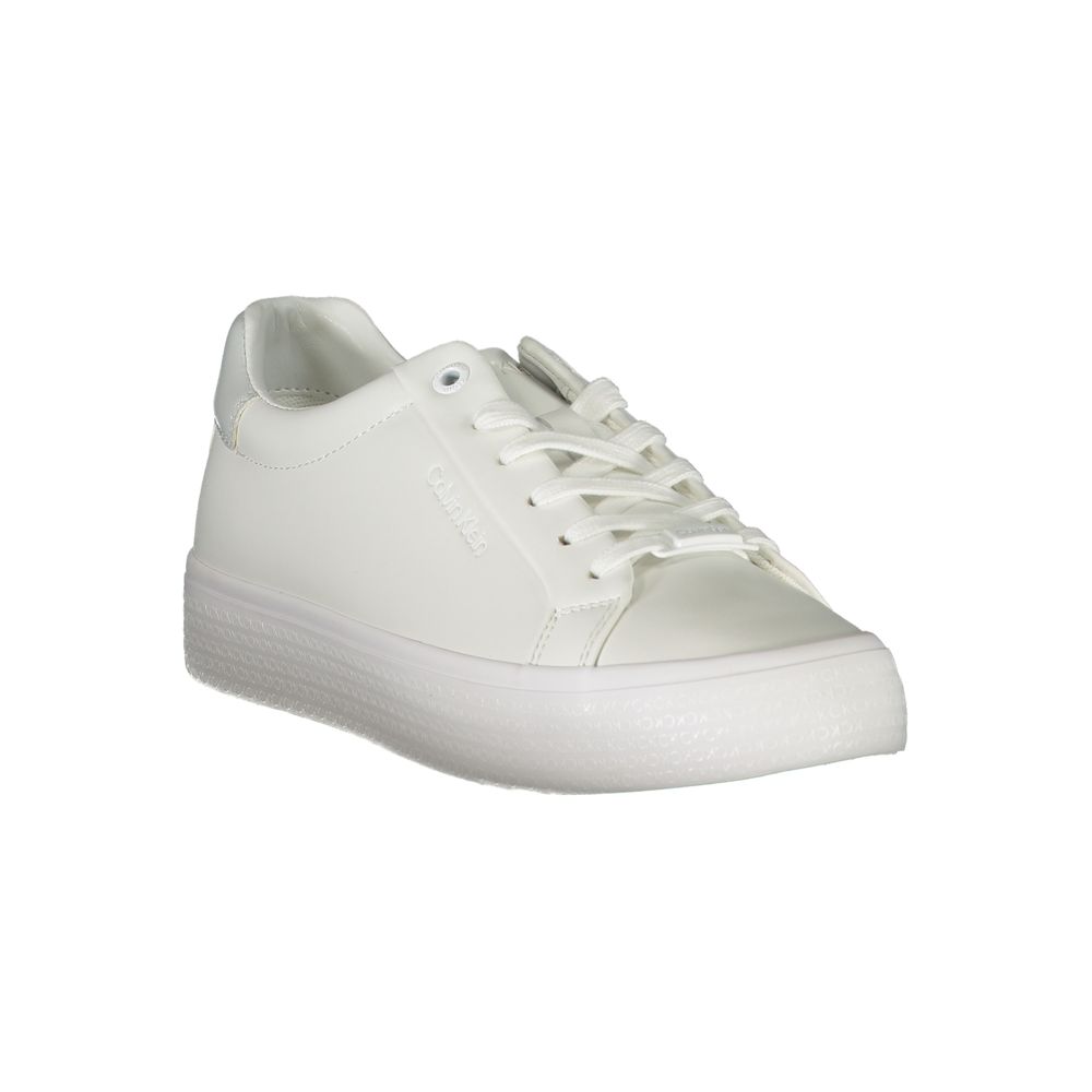 Chaussures sneaker pour femme Calvin Klein en cuir blanc, élégantes et confortables, vues en gros plan sur une image claire.