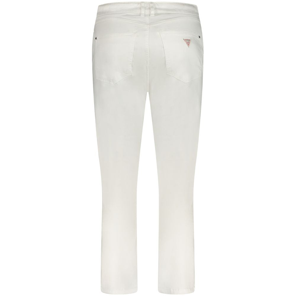 Jean skinny blanc pour femme de la marque Guess Jeans en tissu Lyocell, visible avec coupe ajustée et détails modernes.